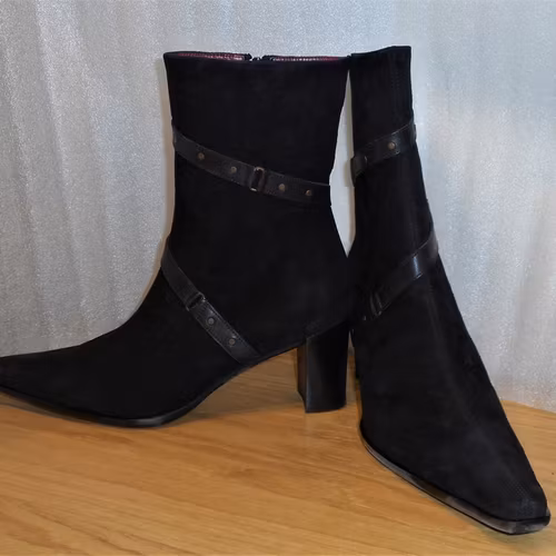 Elegant svart mockaboots med skinndetaljer - Ferrerías