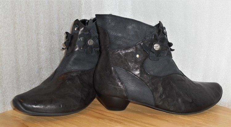 Svart boots med blomdekor fabrikat Think!