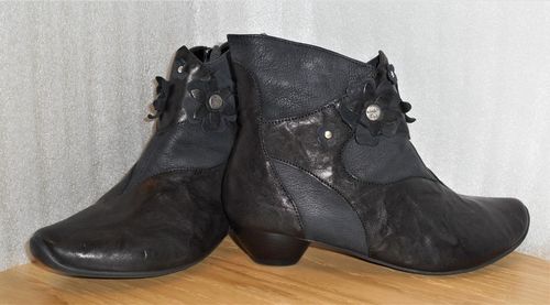 Svart boots med blomdekor fabrikat Think!