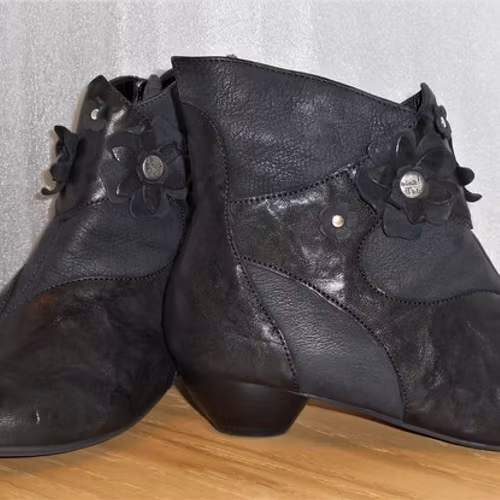 Svart boots med blomdekor fabrikat Think!