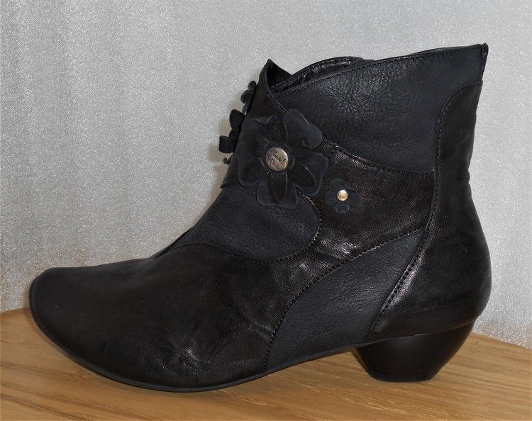 Svart boots med blomdekor fabrikat Think!