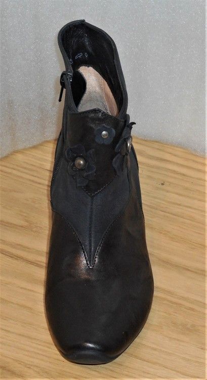 Svart boots med blomdekor fabrikat Think!