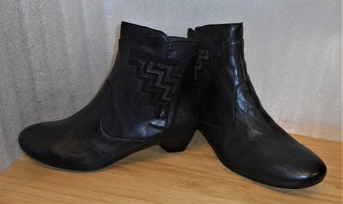 Svart boots med zig-zag-mönster fabrikat Think!