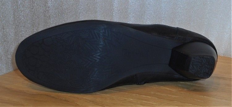 Svart boots med zig-zag-mönster fabrikat Think!