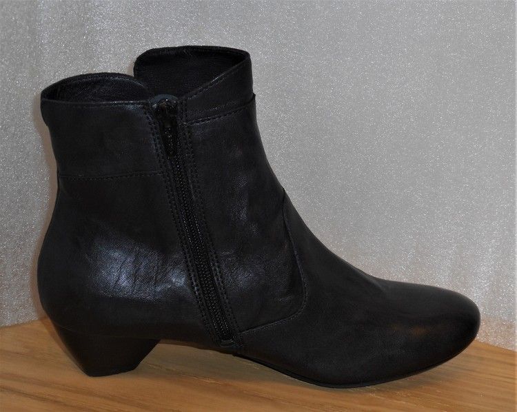 Svart boots med zig-zag-mönster fabrikat Think!