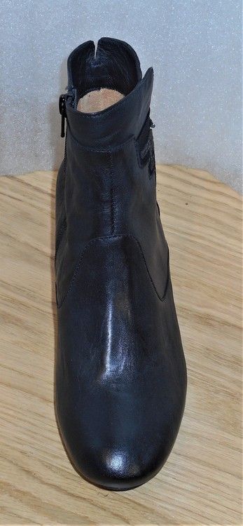 Svart boots med zig-zag-mönster fabrikat Think!