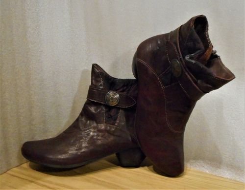 Vinröd boots med kardborre i skaftet fabrikat Think!