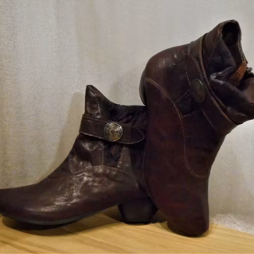 Vinröd boots med kardborre i skaftet fabrikat Think!