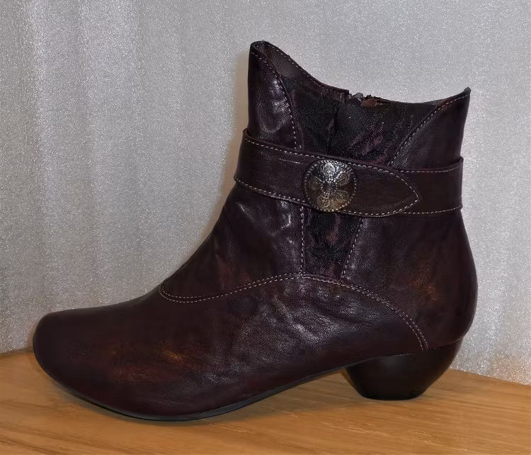Vinröd boots med kardborre i skaftet fabrikat Think!