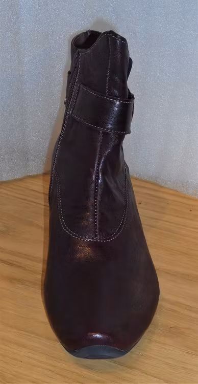 Vinröd boots med kardborre i skaftet fabrikat Think!