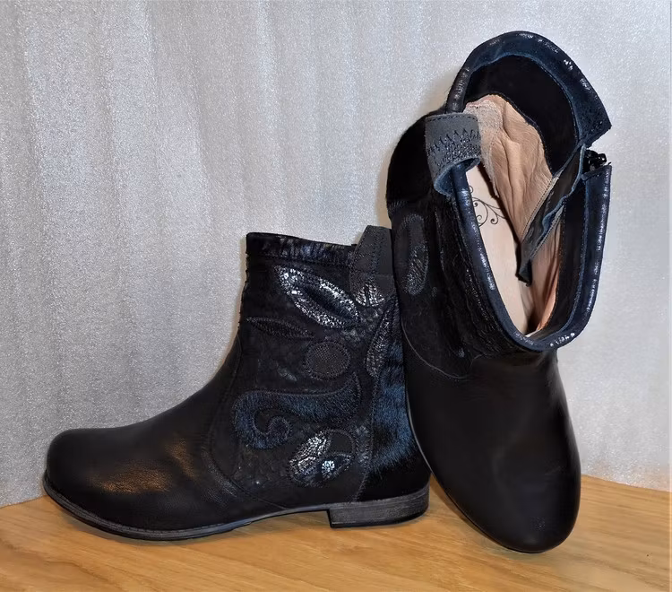 Svart boots i mix av skinnmaterial fabrikat Think!