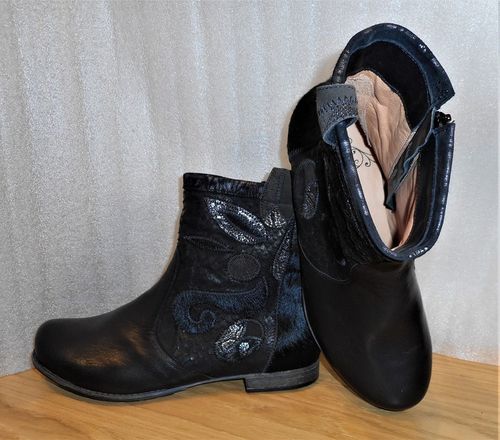 Svart boots i mix av skinnmaterial fabrikat Think!
