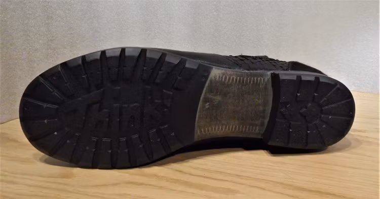 Svart boots i mix av skinnmaterial fabrikat Think!