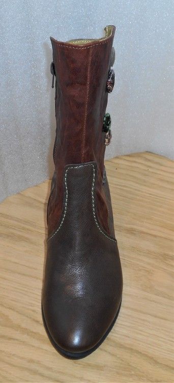 Brun/kombi boots med olikfärgade knappar - fabrikat Think!