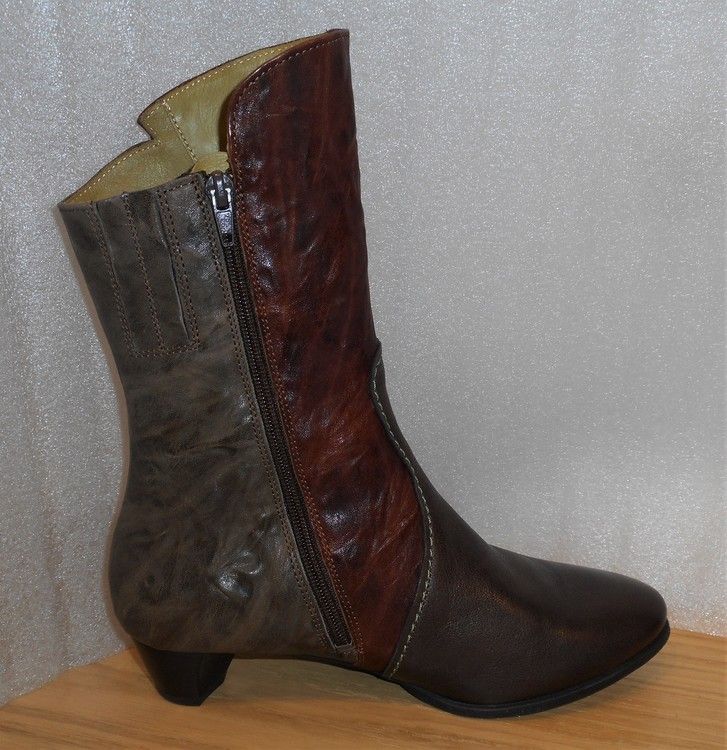 Brun/kombi boots med olikfärgade knappar - fabrikat Think!