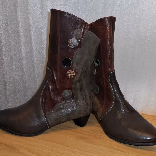 Brun/kombi boots med olikfärgade knappar - fabrikat Think!