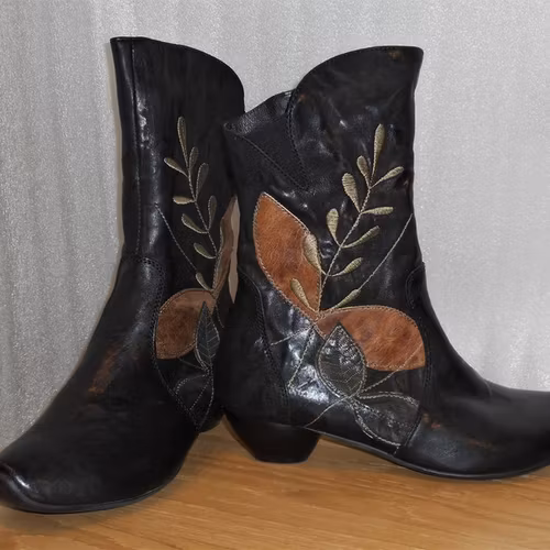 Svart boots med applikationer och broderier - fabrikat Think!