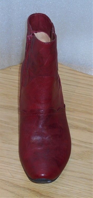 Röd boots med vackra spännen från österrikiska Think!