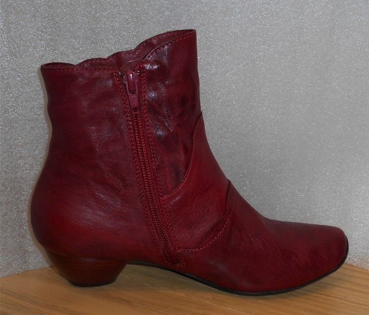 Röd boots med vackra spännen från österrikiska Think!