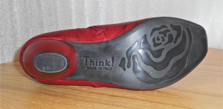 Röd boots med vackra spännen från österrikiska Think!