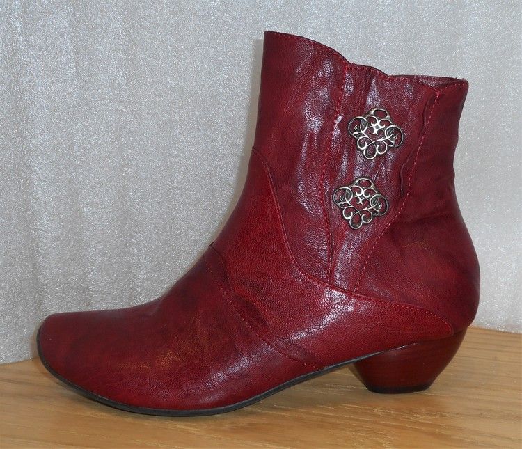 Röd boots med vackra spännen från österrikiska Think!