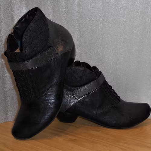 Svart/gråmetallic boots med kardborre fabrikat Think!