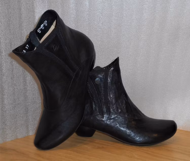 Svart boots med resår i skaftet - fabrikat Think!