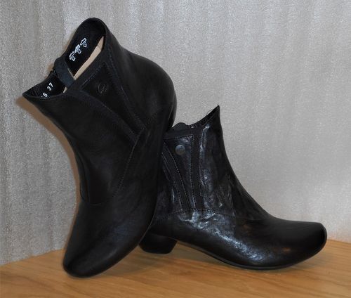 Svart boots med resår i skaftet - fabrikat Think!
