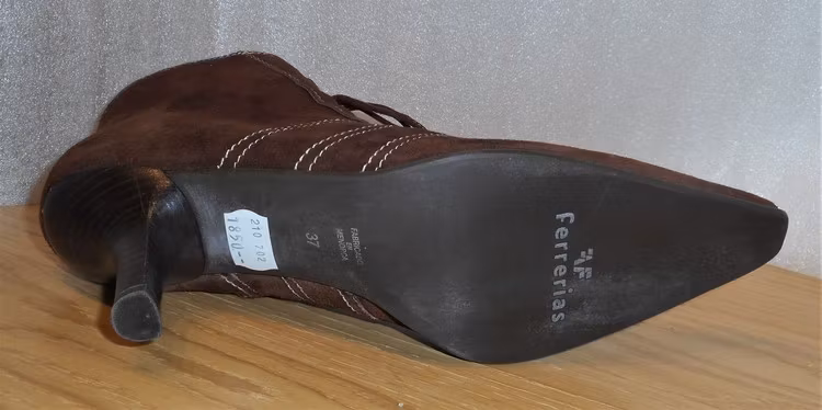 Brun mockaboots med naturfärgade stickningar - fabrikat Ferrerías