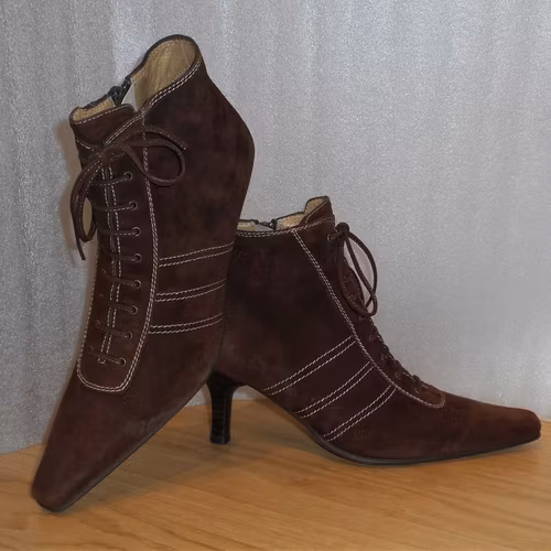 Brun mockaboots med naturfärgade stickningar - fabrikat Ferrerías