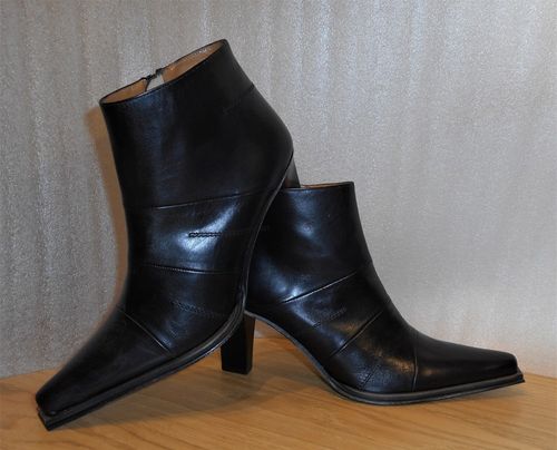 Svart, lågskaftad skinnboots på klack - fabrikat Ferrerías