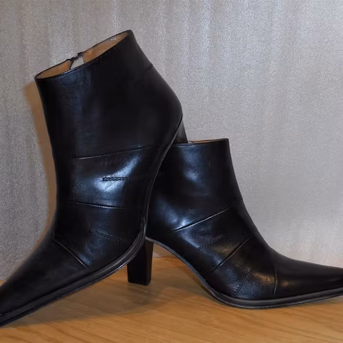 Svart, lågskaftad skinnboots på klack - fabrikat Ferrerías