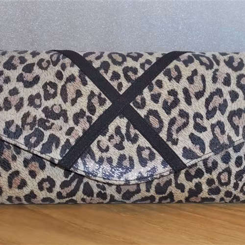Kuvertväska med leopardmönster