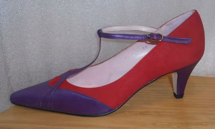 Lila/röd pumps med t-slejf fabrikat Amante