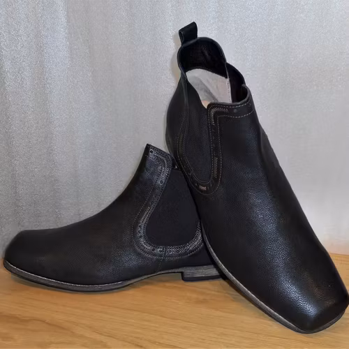Svart herrboots med resårer och bruna stickningar - Think!