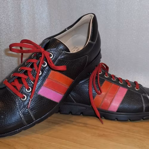 Svart snörsko med ränder i rosa/rött/orange - José Benidel