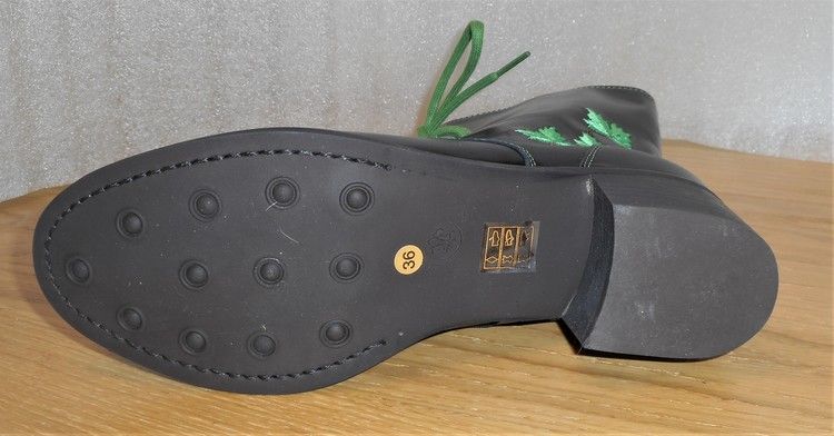 Svart snörkänga med murgröna-broderier - Amberone