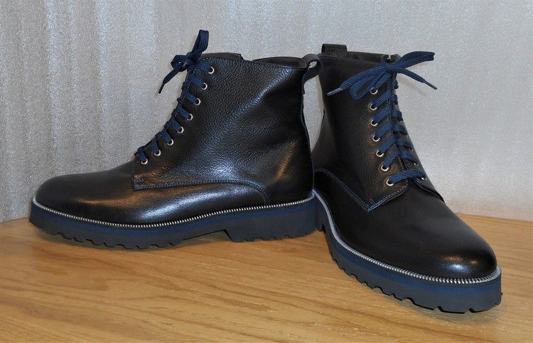 Svart snörkänga med blå detaljer - Fabrikat Amberone