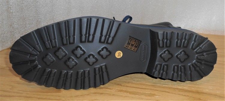 Svart snörkänga med blå detaljer - Fabrikat Amberone