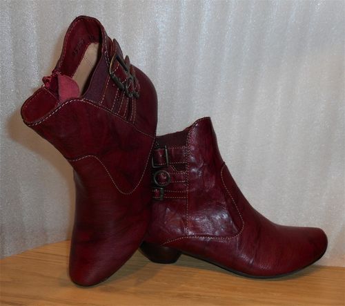 Mörkröd boots med spännen på skaftet - Think!