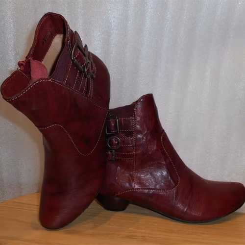 Mörkröd boots med spännen på skaftet - Think!