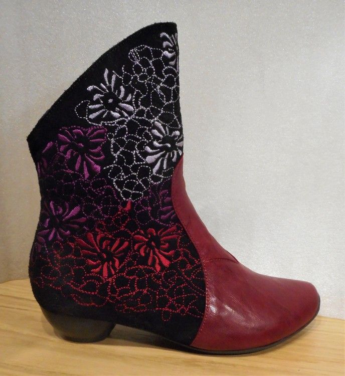 Mörkröd boots med broderier på svart skaft - Think!