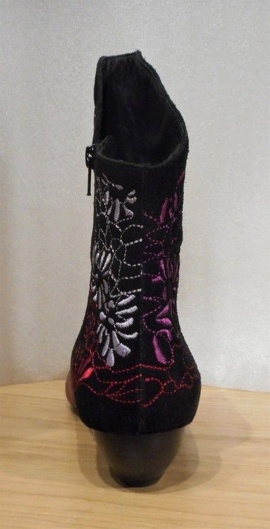 Mörkröd boots med broderier på svart skaft - Think!