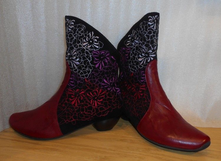 Mörkröd boots med broderier på svart skaft - Think!