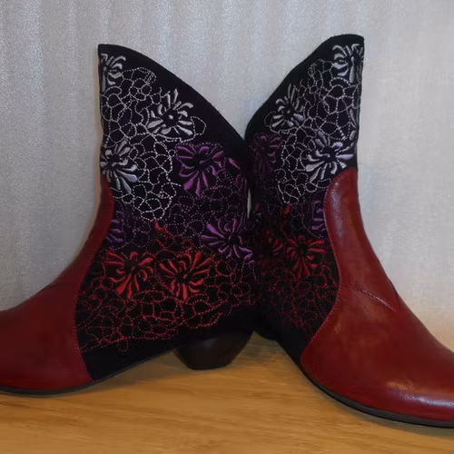 Mörkröd boots med broderier på svart skaft - Think!