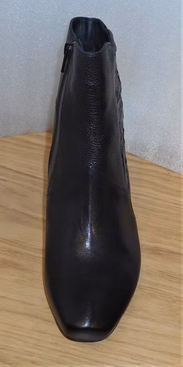 Svart boots med flätat mönster på skaftet - Think!