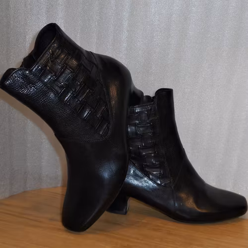 Svart boots med flätat mönster på skaftet - Think!