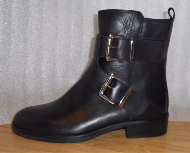 Svarta boots med dekorativa spännen - fabrikat Merygen