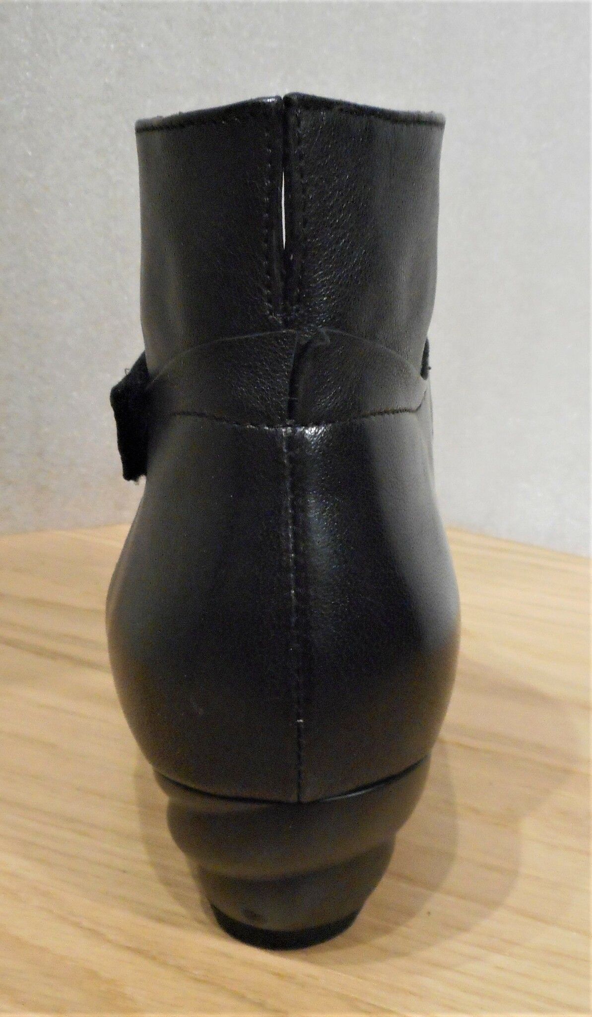 Svart urringad bootsmodell med "snurrig" klack - Think!