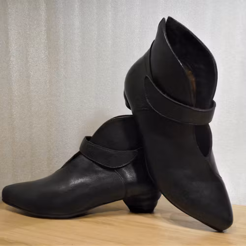 Svart urringad bootsmodell med "snurrig" klack - Think!